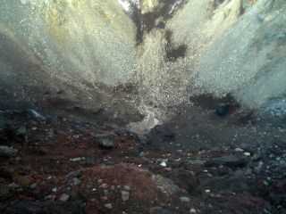 富士山の火口を覗く